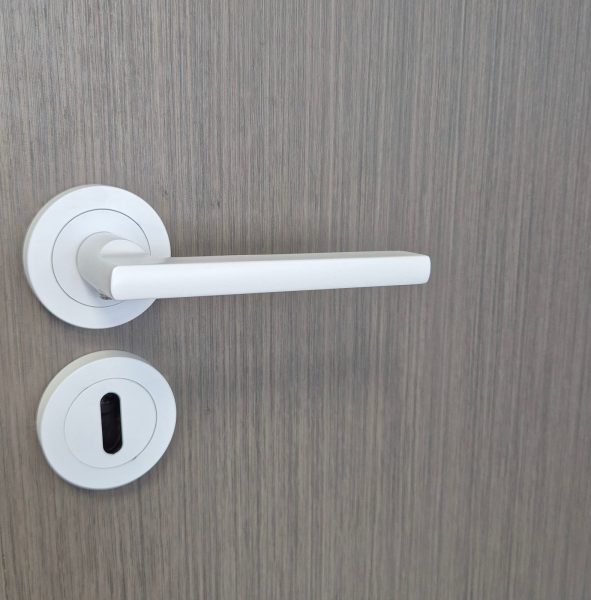 Manija Doble Balancin Aluminio Color Blanco Alto Transito Modelo 1012 - Imagen 2